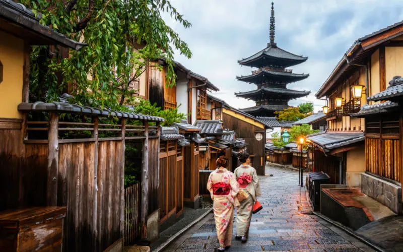 Things to do in Japan - a street scene in Gion, Kyoto
