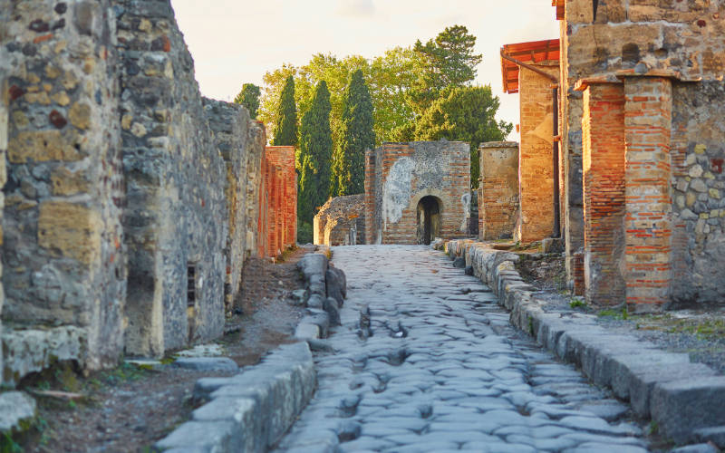Italy-Pompeii-Street-800x500